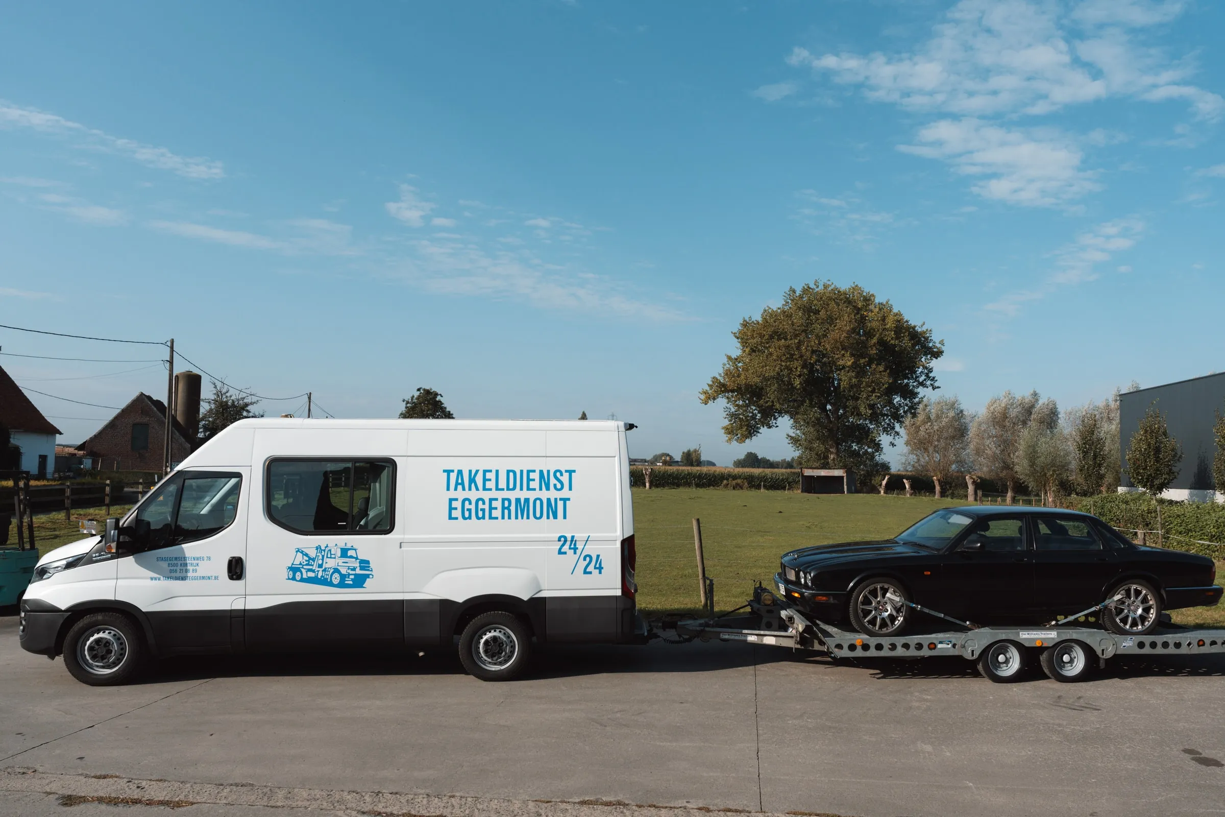 De bestelwagen van Eggermont met een zwarte wagen op de aanhangwagen