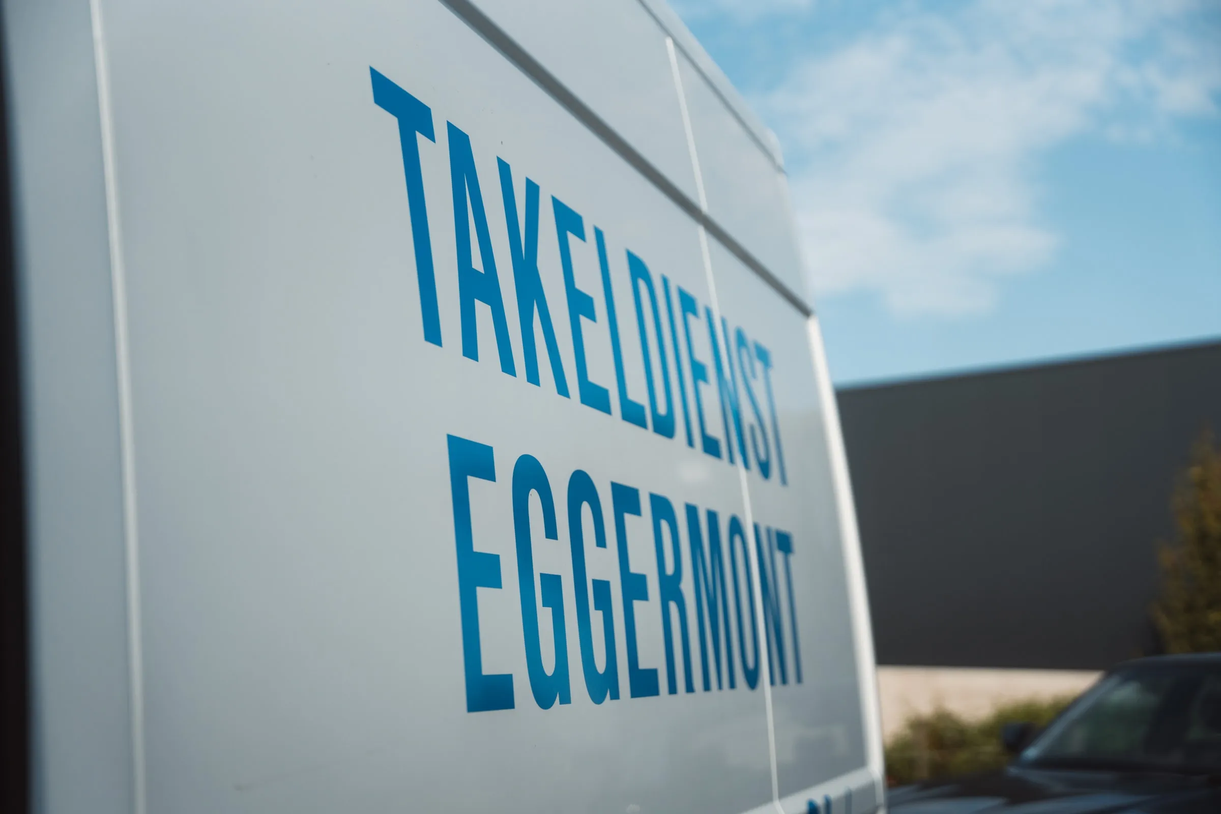 Takeldienst Eggermont in grote letters op de bestelwagen