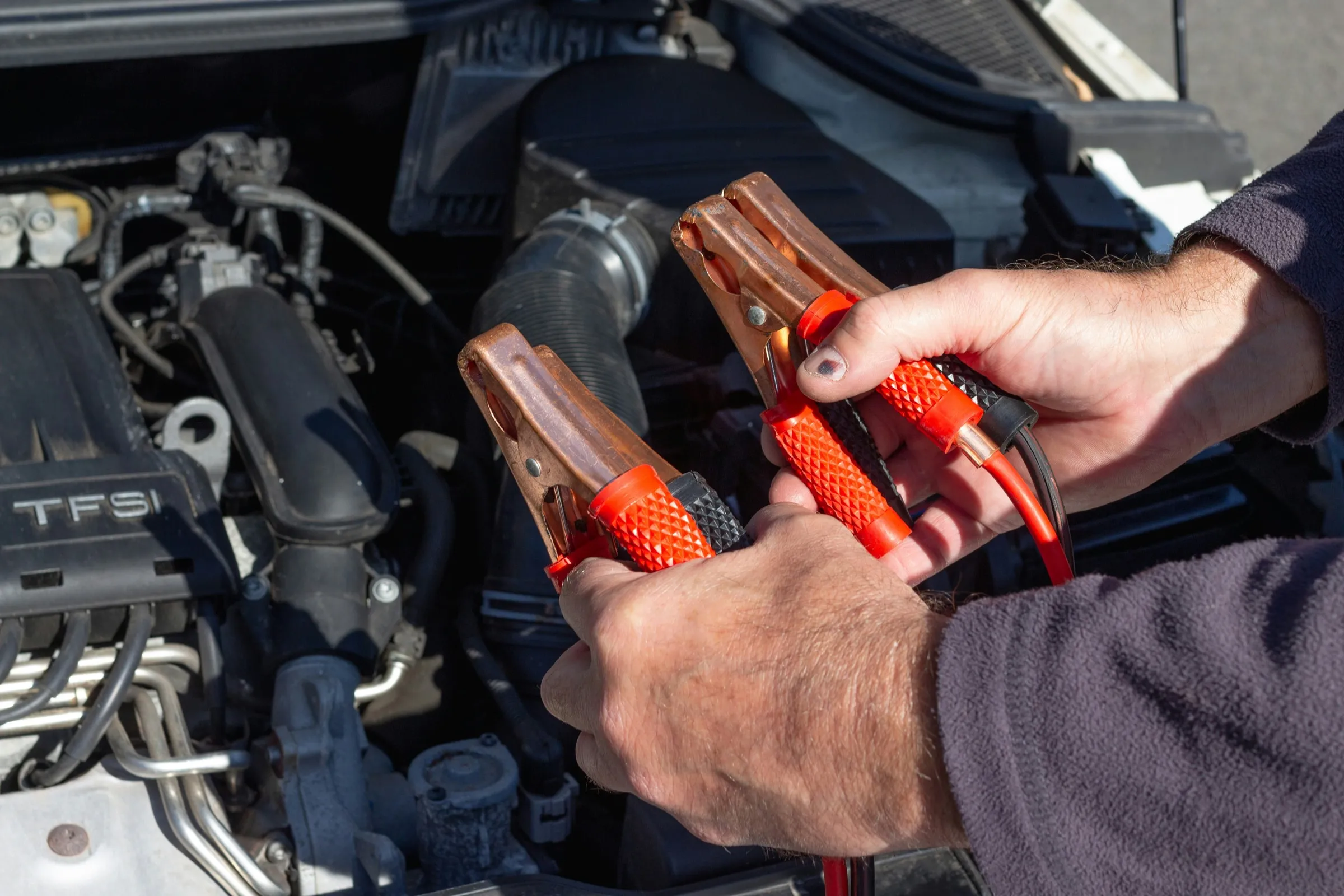 Sfeerbeeld: startkabels boven een open motor
