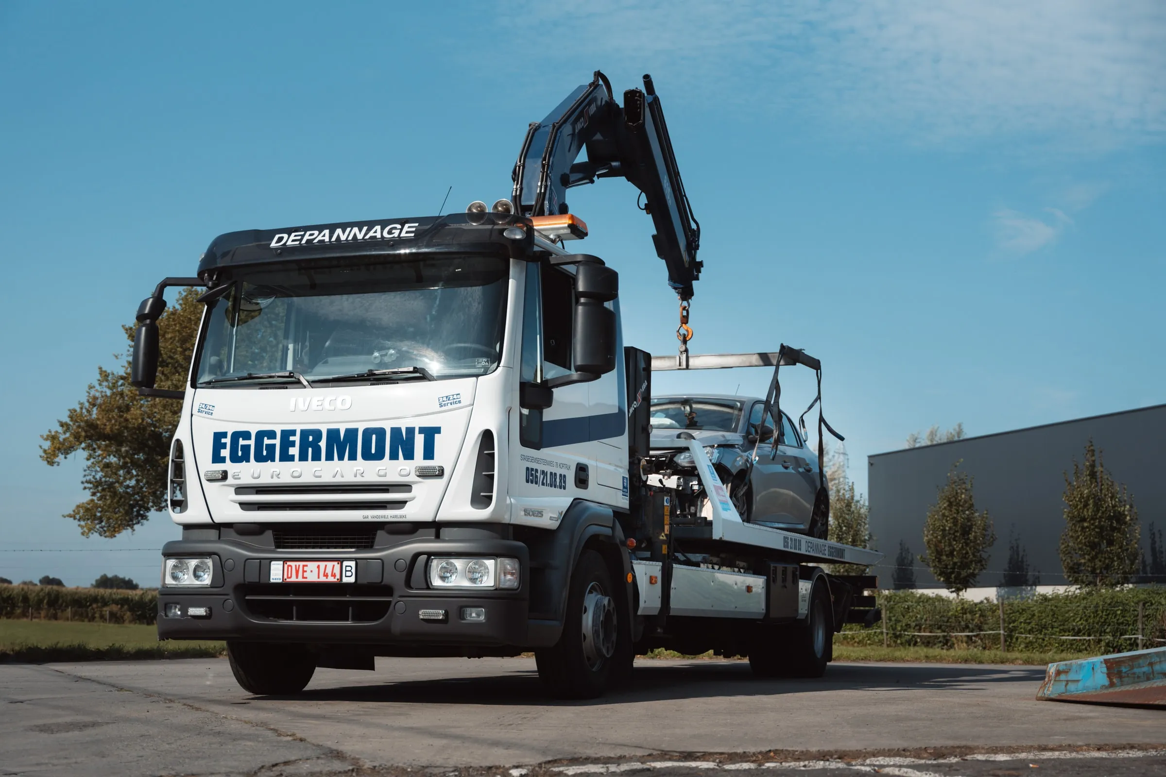 De kraanwagen van Eggermont schuin van voren