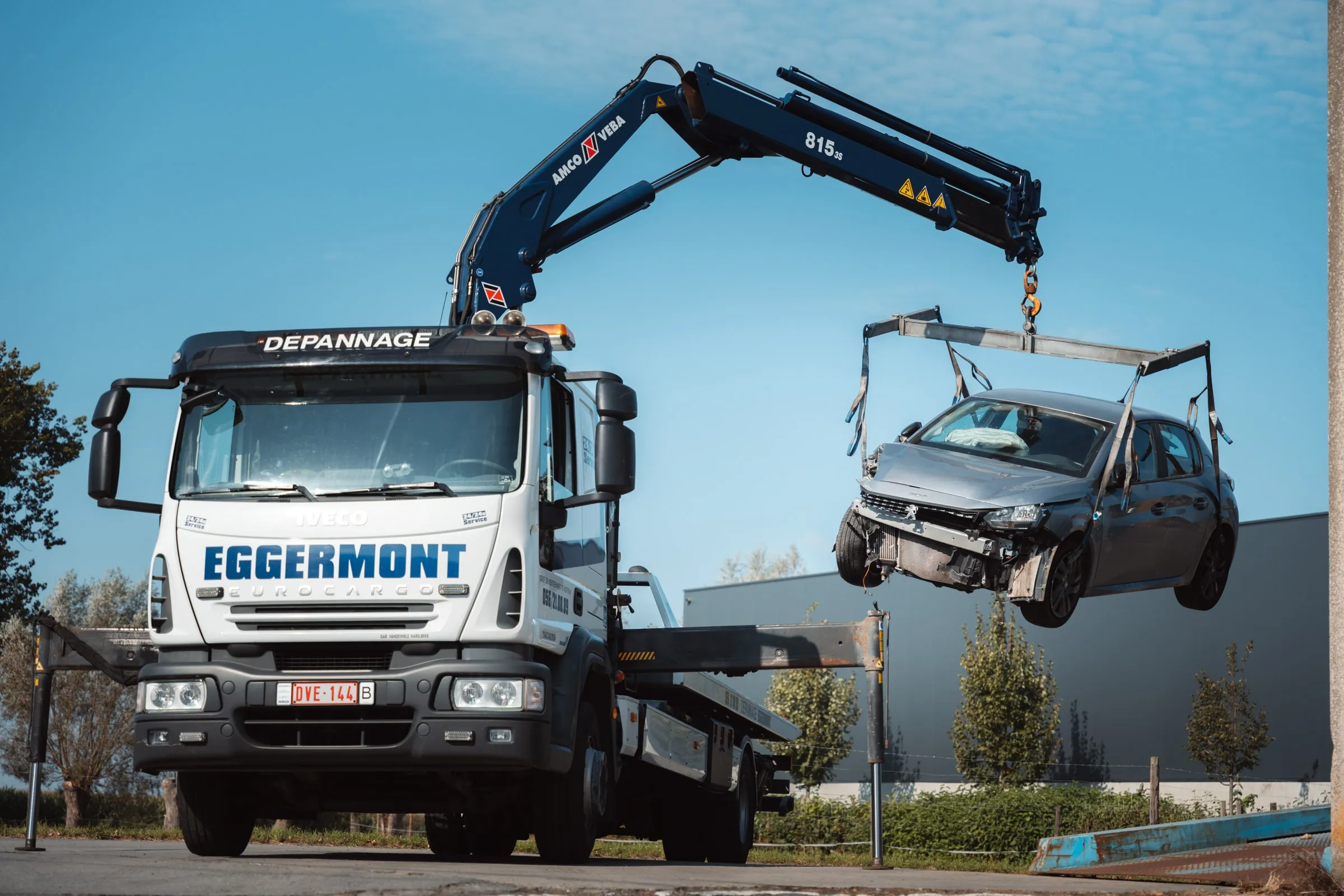 De kraanwagen van Eggermont tilt een beschadigde wagen van de grond