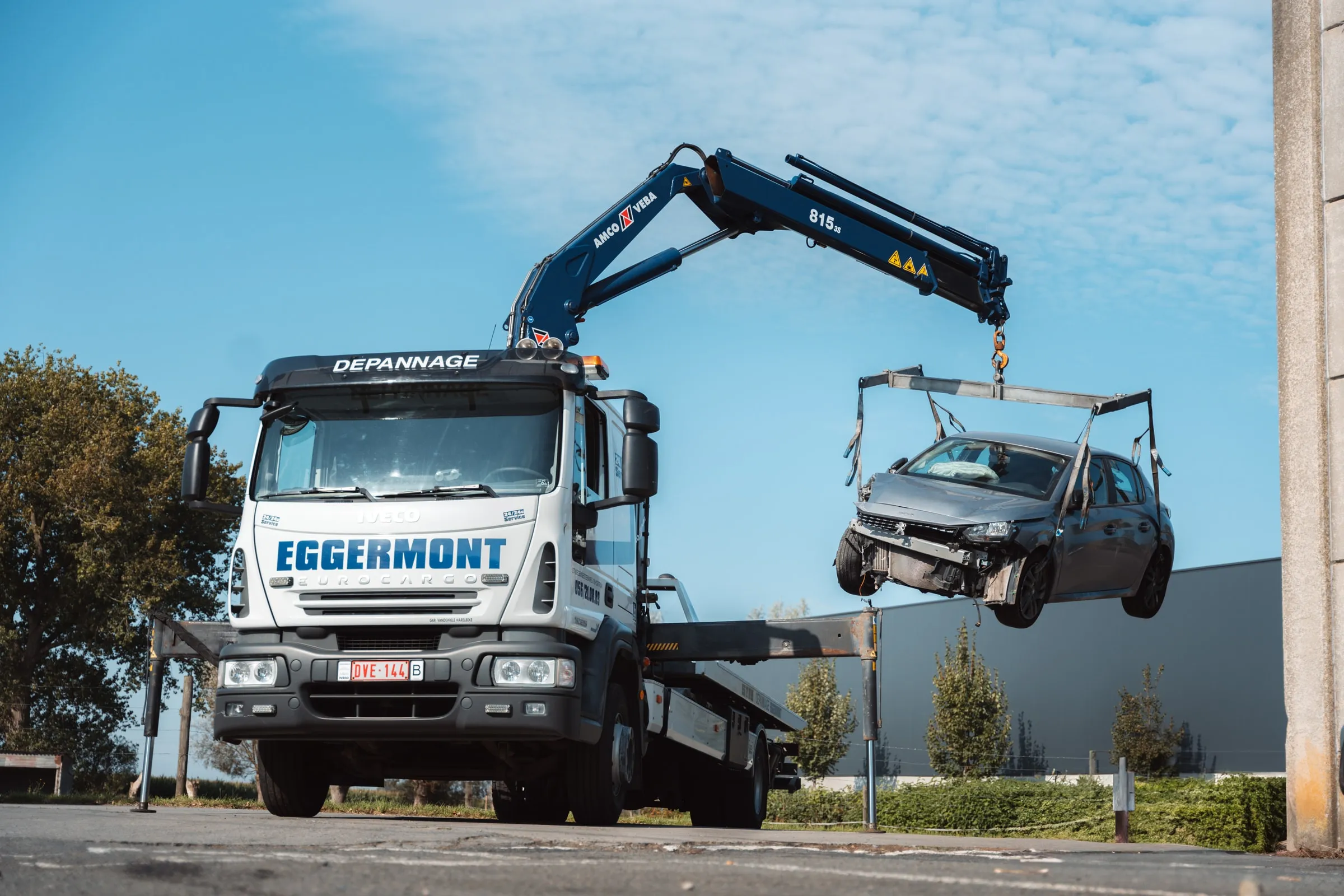 De kraanwagen van Eggermont met een wagen aan de kraan