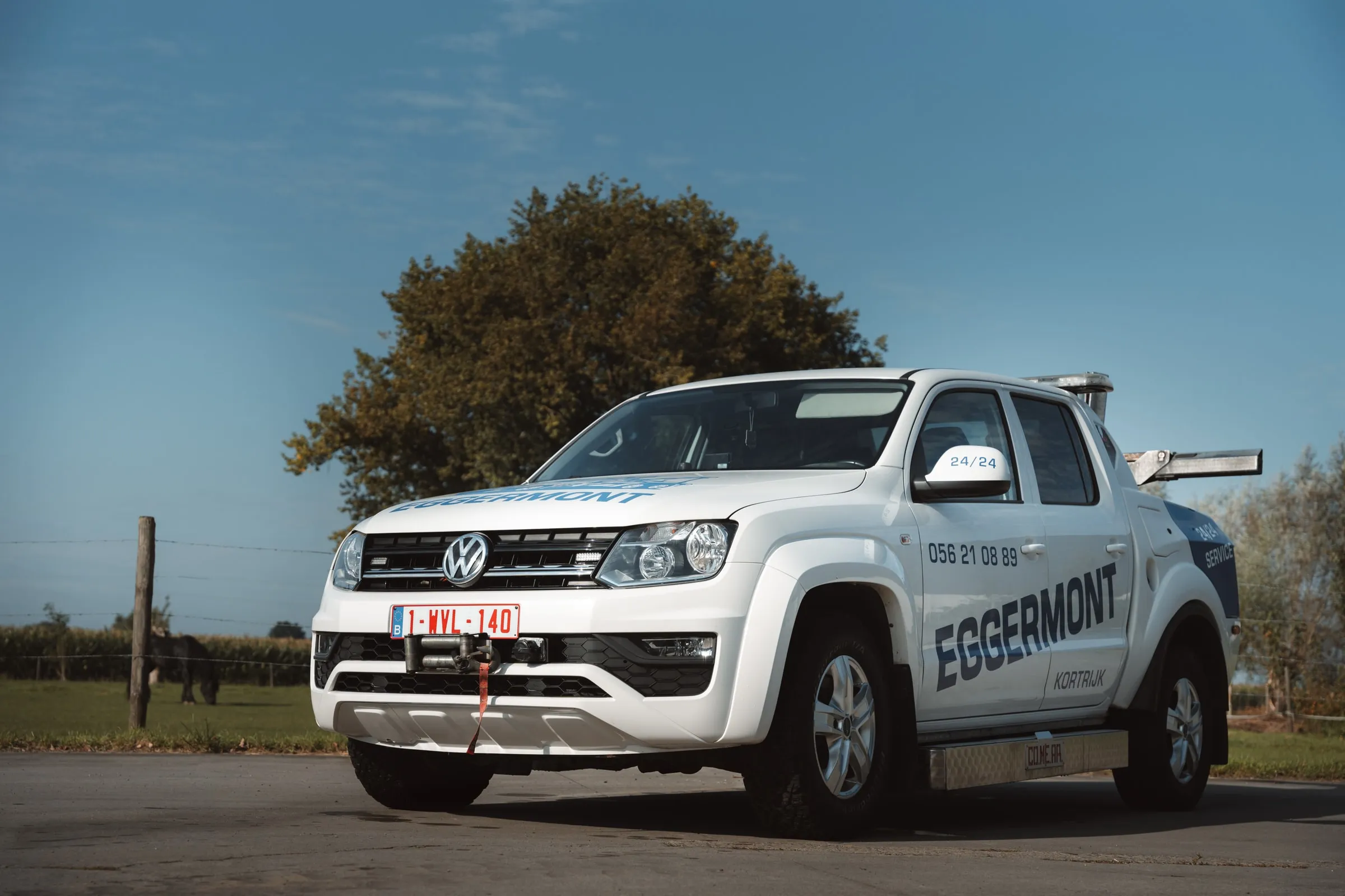 De pick-up van Eggermont, met het nummer van de takeldienst op de deur