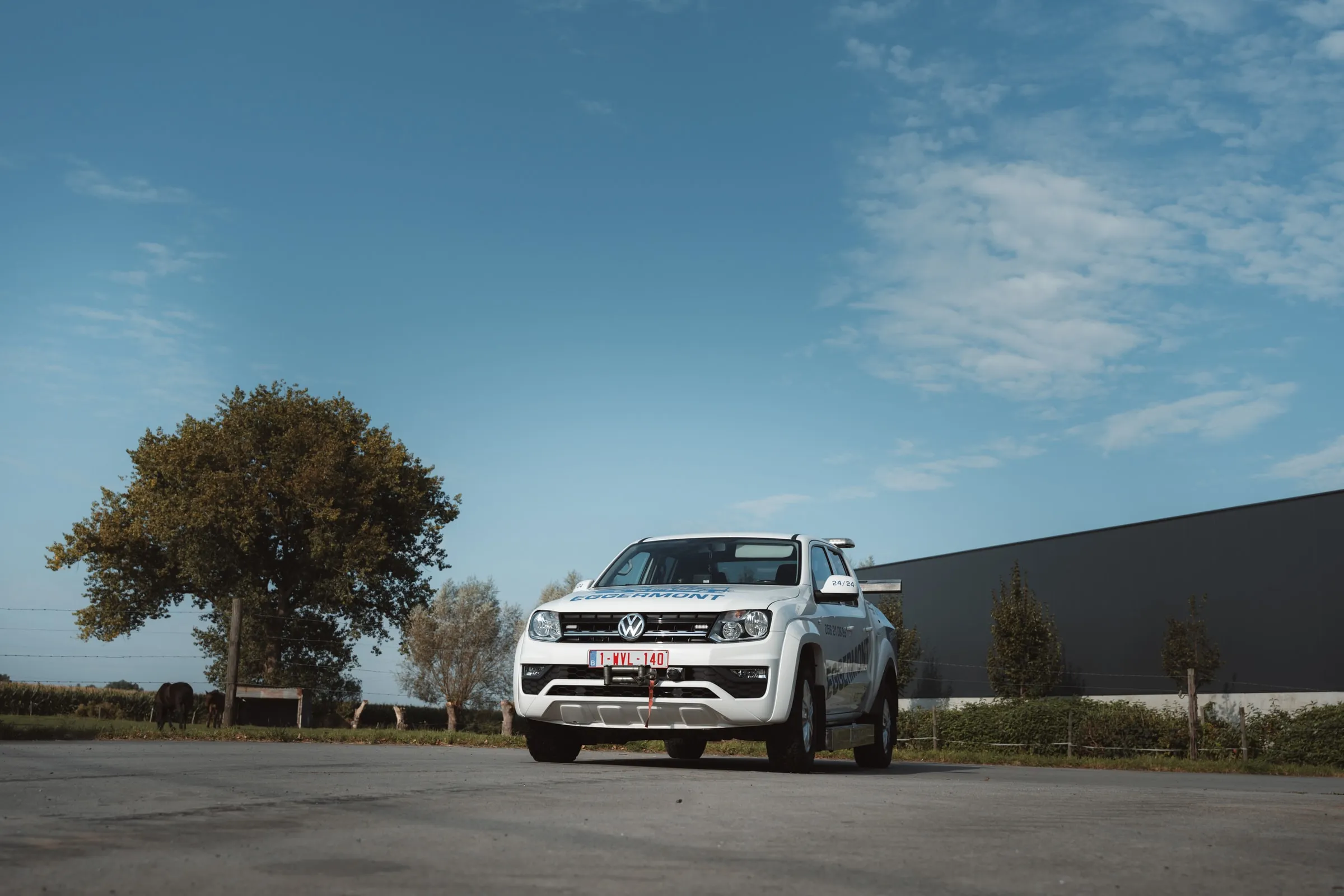 De pick-up op de parking, van ver