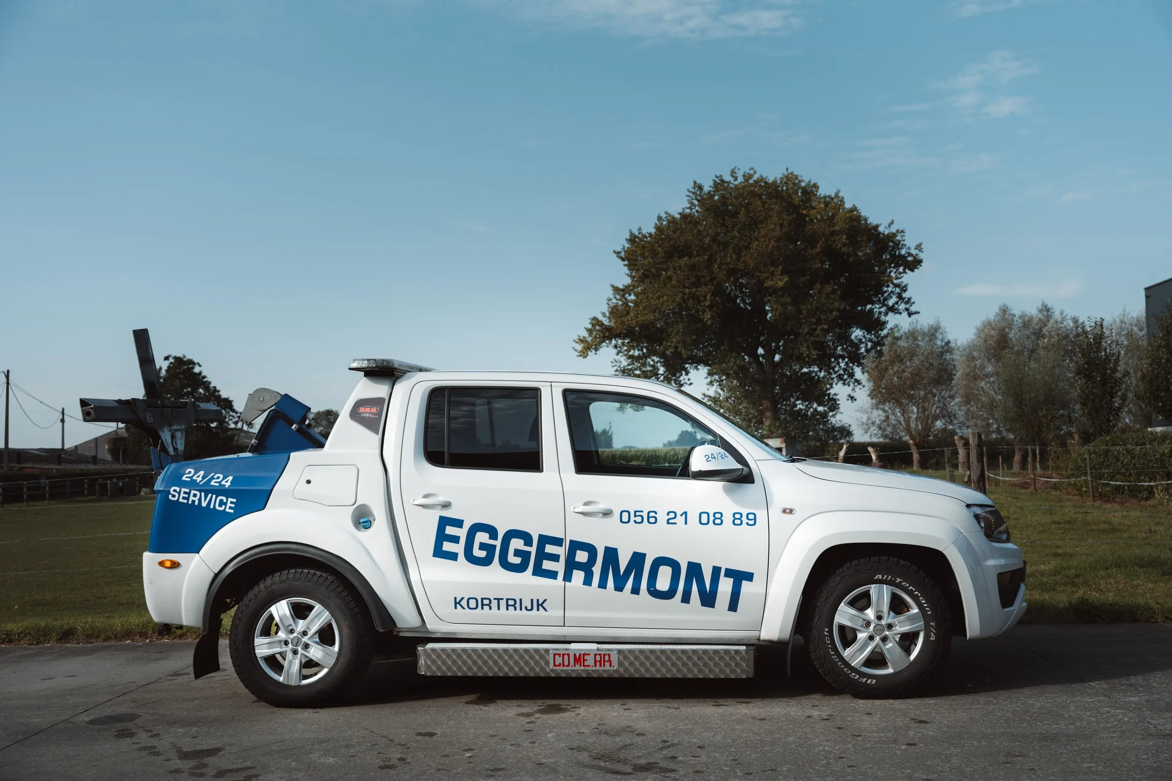 De pick-up van Eggermont met 24/24 service en het nummer op de deur