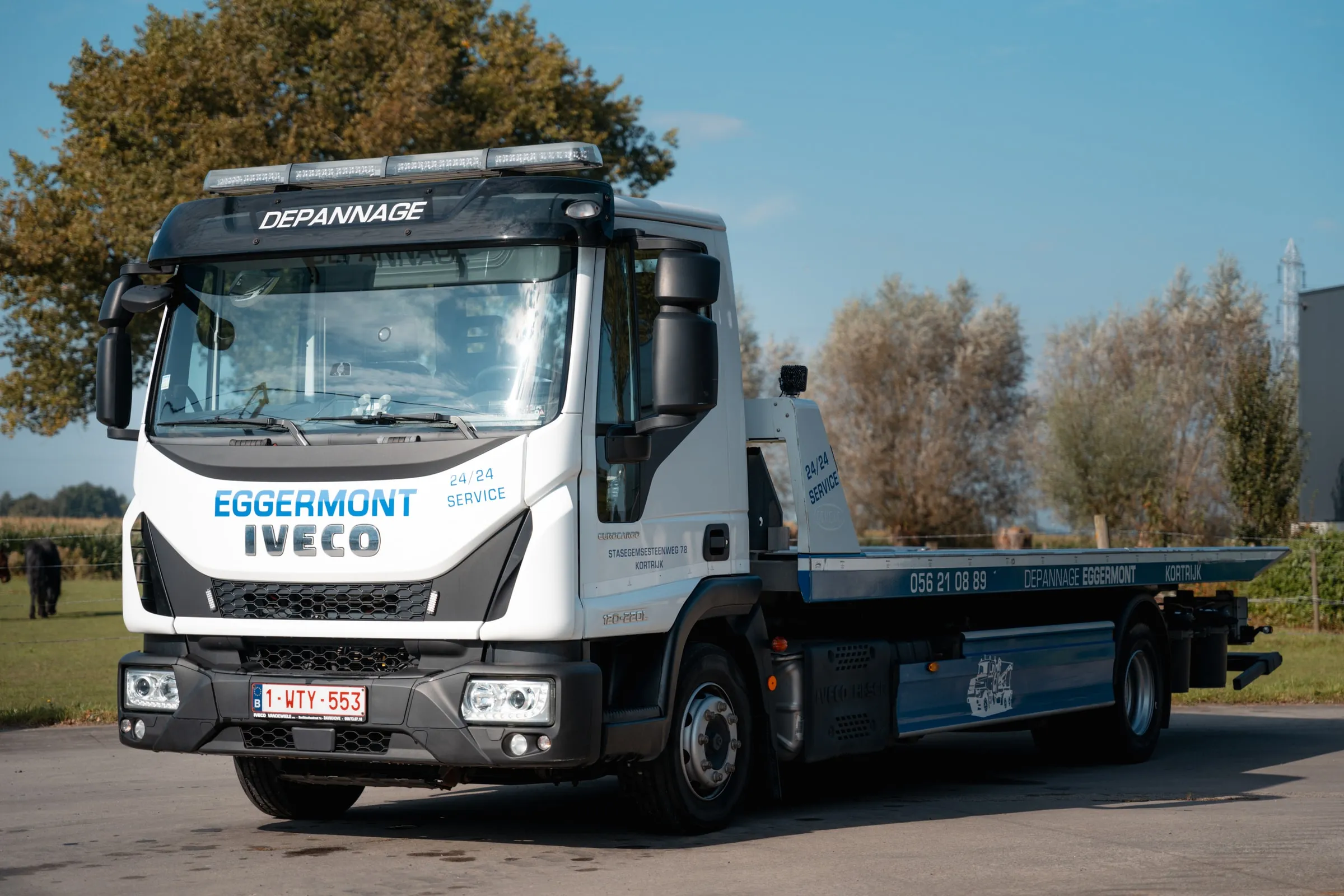 De cabine van de plateauwagen met Depannage op het dak