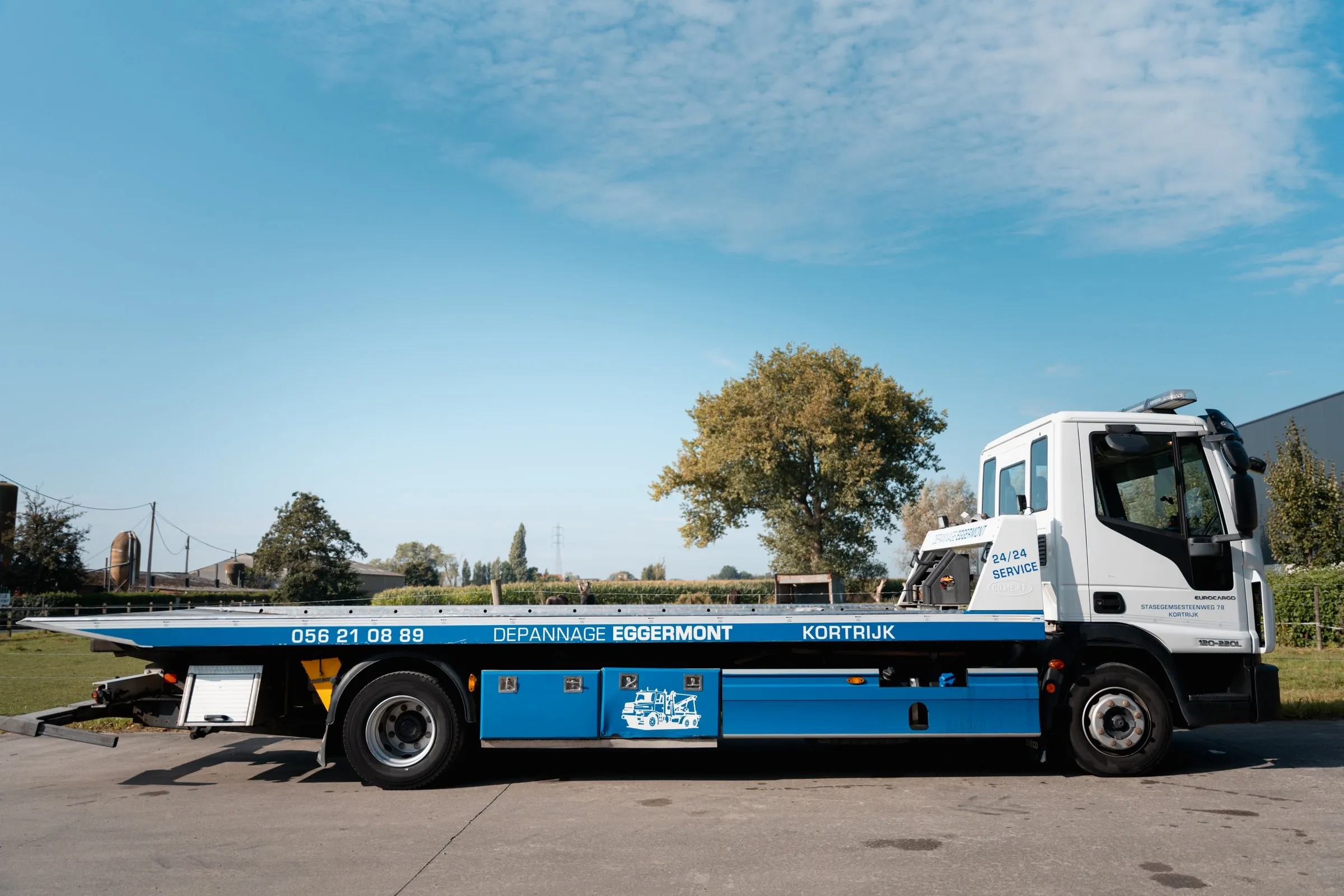 De plateauwagen van Eggermont van opzij, met het nummer 056 21 08 89 op het plateau