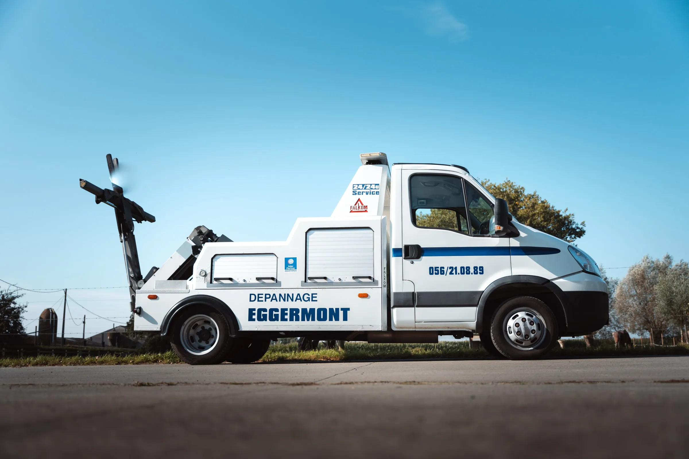 De takelwagen met de takelarm achteraan