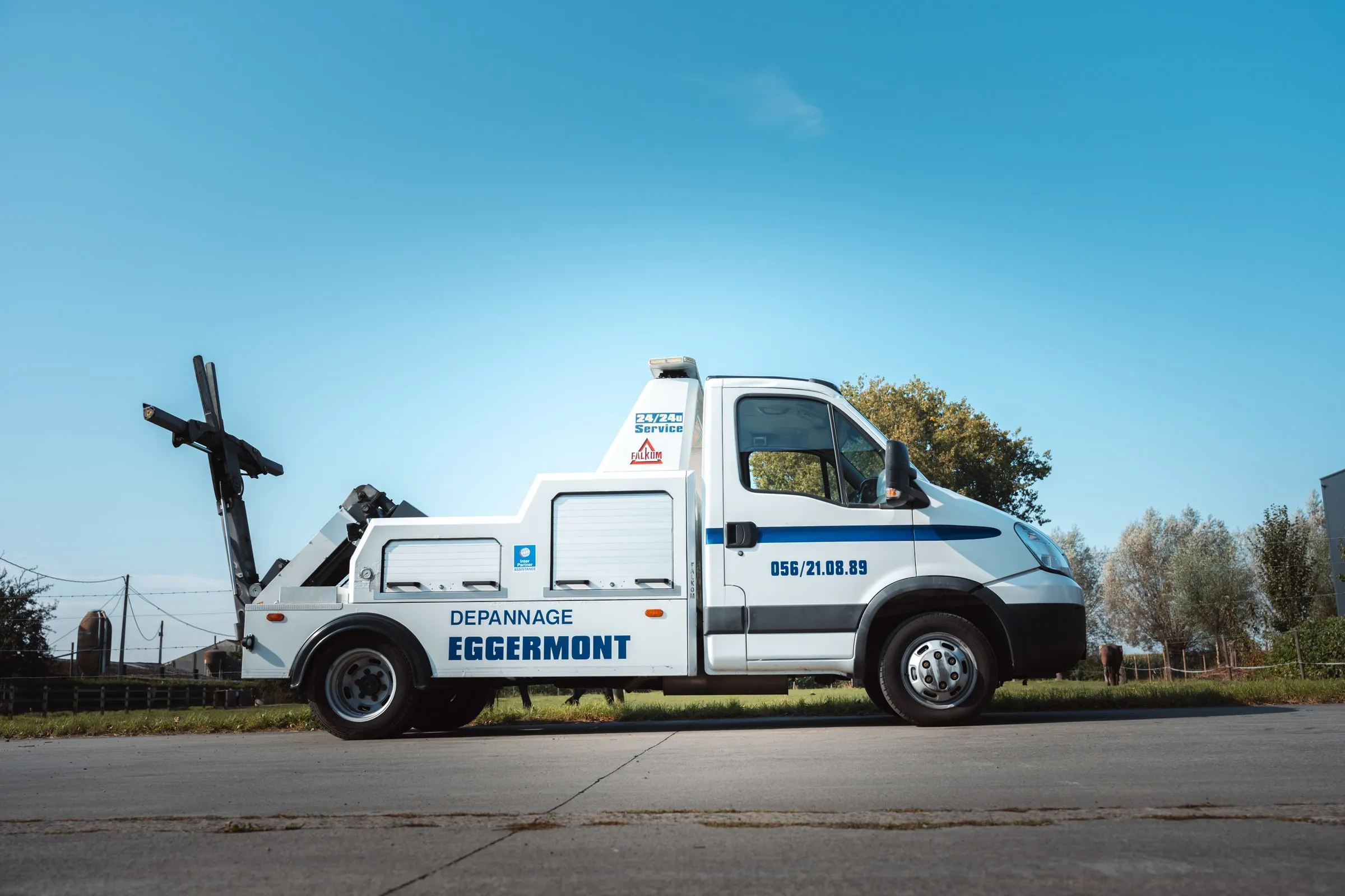 De witte takelwagen van Eggermont van opzij