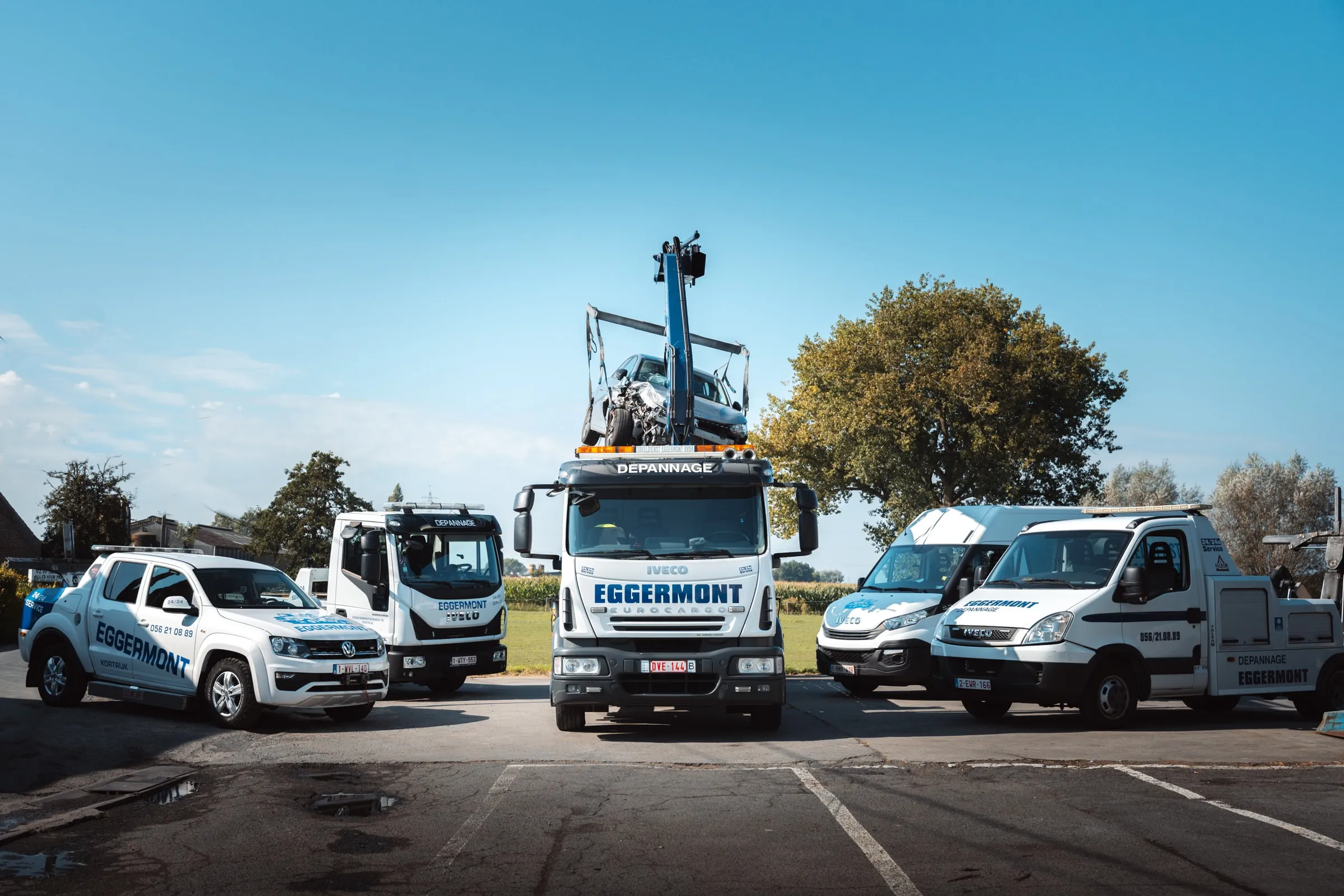 De kraanwagen, de pick-up, de plateauwagen en de takelwagens van Eggermont samen