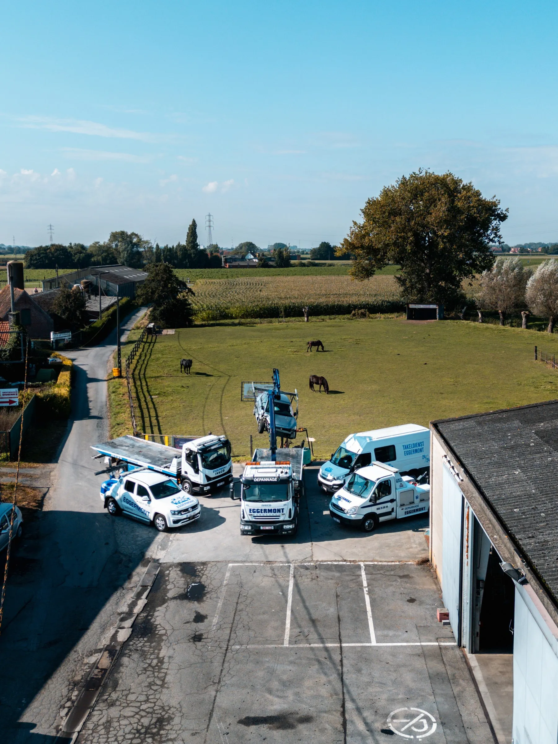 De vloot van Eggermont van bovenaf, op het terrein naast de loods